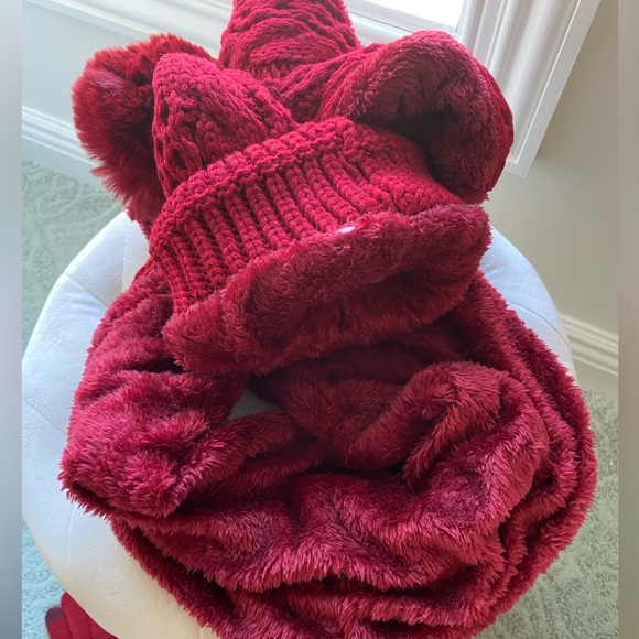 Red UGG Hat, Infinity Scarf & Glove Setsold out - Picture 2 of 2